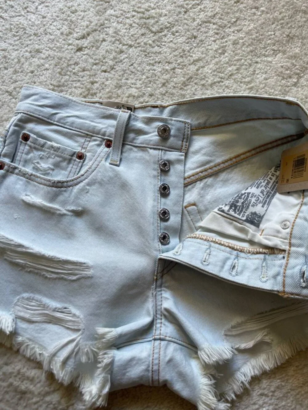 NWT Levi's 501 High Rise Distressed Women’s Denim Shorts Size 26 - Picture 3 of 11
